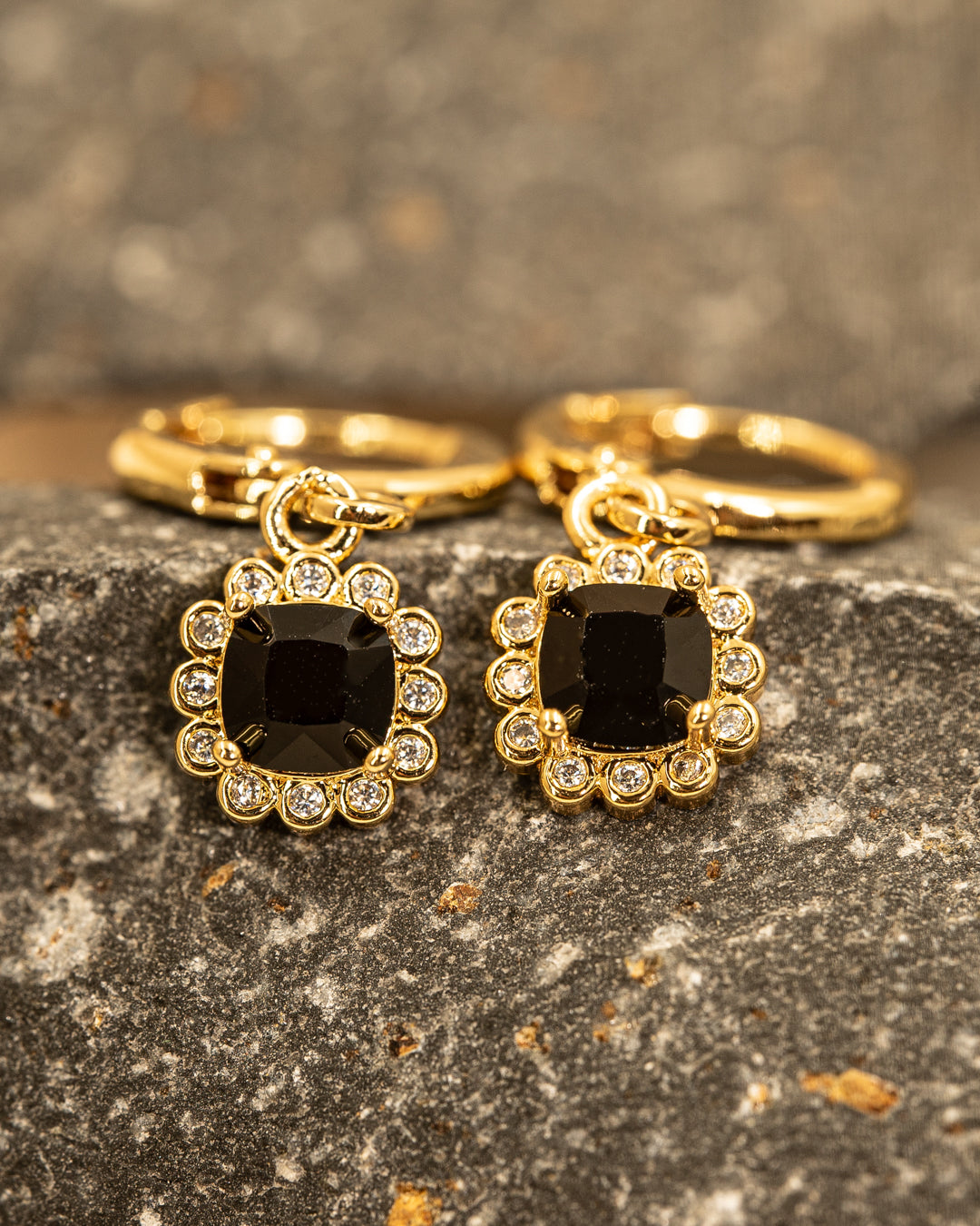 ARETE DAISY NEGRA
